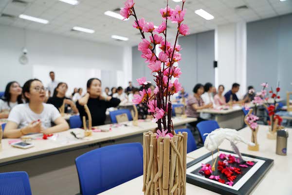 浓情九月感师恩，茧花绽放庆华诞